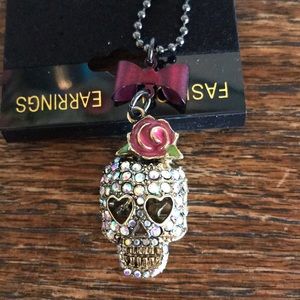 Cute sparkly skull necklace